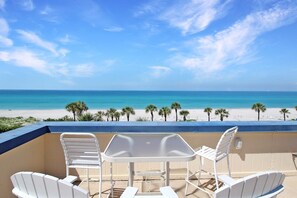 Outdoor dining - Beautiful 2 BR Condo With Private Beach Access Sunset On The Gulf (Longboat Key)