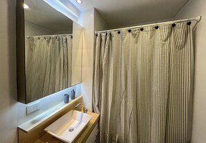 Shower, bidet, towels