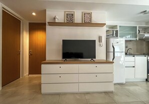 Kühlschrank, Mikrowelle, Ofen, Wasserkocher mit Kaffee-/Teezubehör