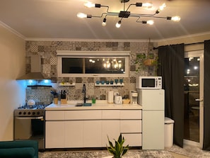 Wasserkocher mit Kaffee-/Teezubehör, Kühlschrank, Mikrowelle, Ofen