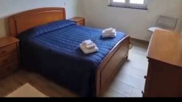 2 quartos, ferros/tábuas de passar roupa, Wi-Fi, roupa de cama