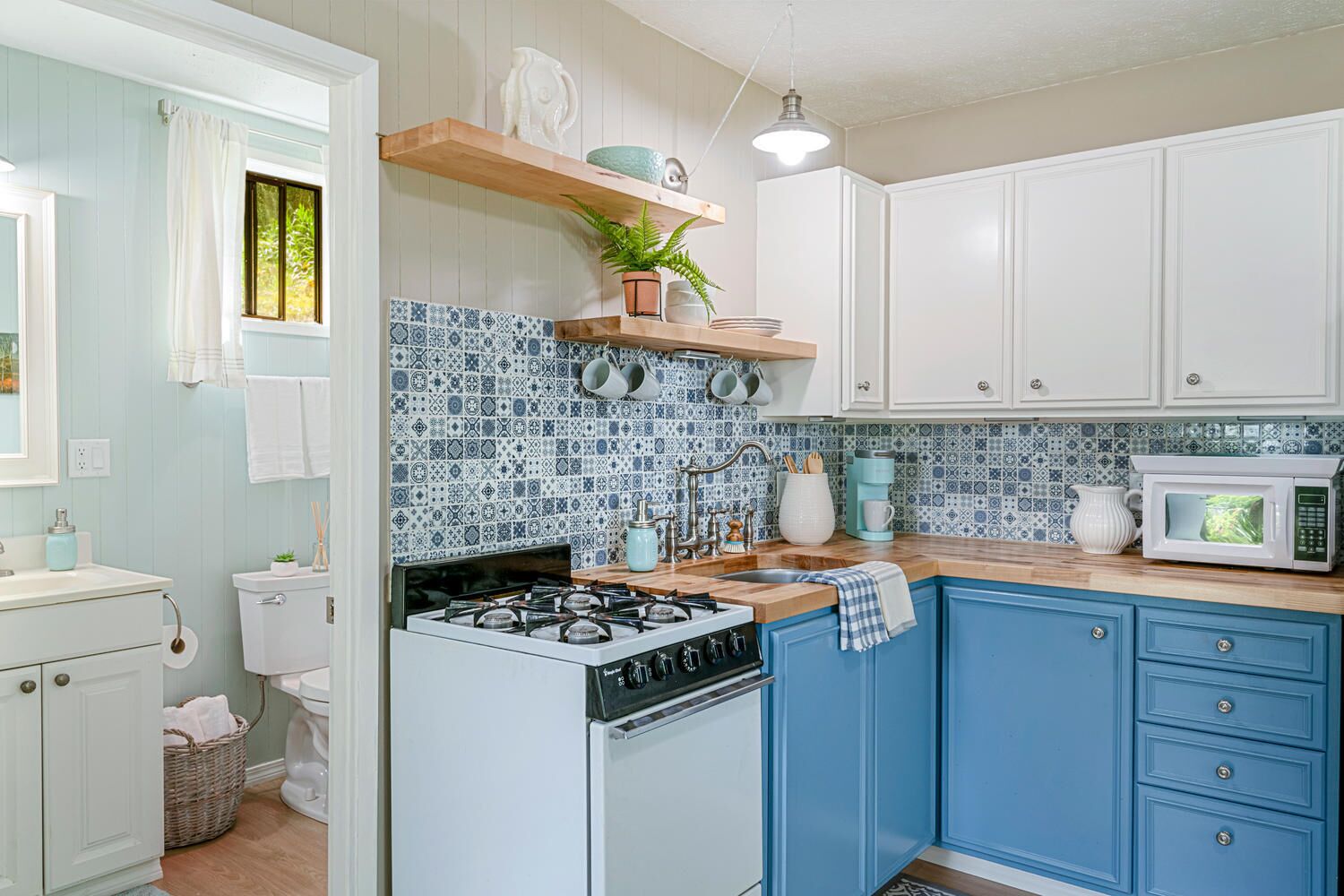 ثلاجة، فرن، موقد طهي مسطح، ماكينة لصنع القهوة/الشاي