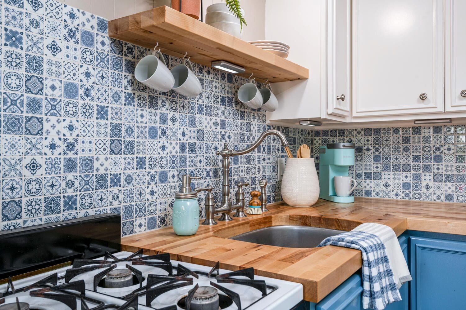 Fridge, oven, stovetop, coffee/tea maker