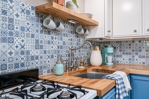 Een koelkast, een oven, een kookplaat, een koffiezetapparaat/waterkoker