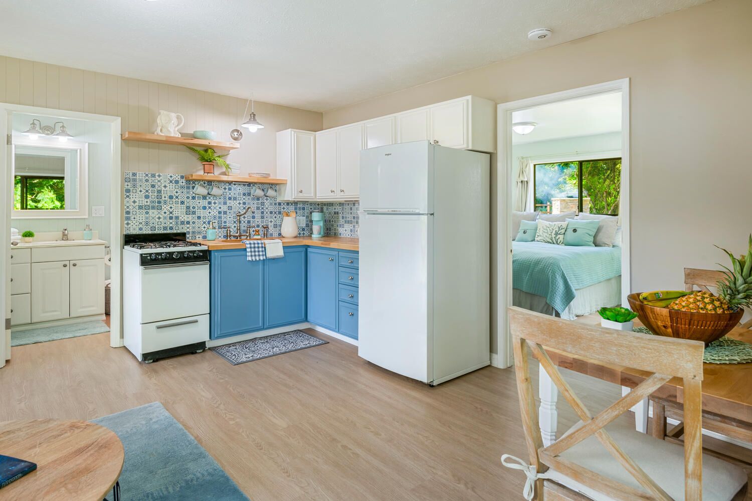 Fridge, oven, stovetop, coffee/tea maker