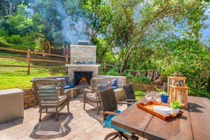 Outdoor dining - Upcountry Alpaca, Llama and Rabbit working farm (Kula)