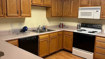 Microondas, horno, parrilla de estufa y lavavajillas