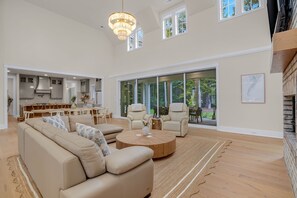 Smart-TV, peis, bøker og filmbibliotek