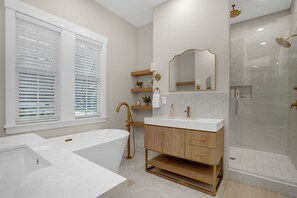 Shower, towels - Bay Breeze Retreat | Luxury Bay Creek 6BR w/ Hot Tub, Golf Carts, Golf, Pools & Private Beach (Cape Charles)