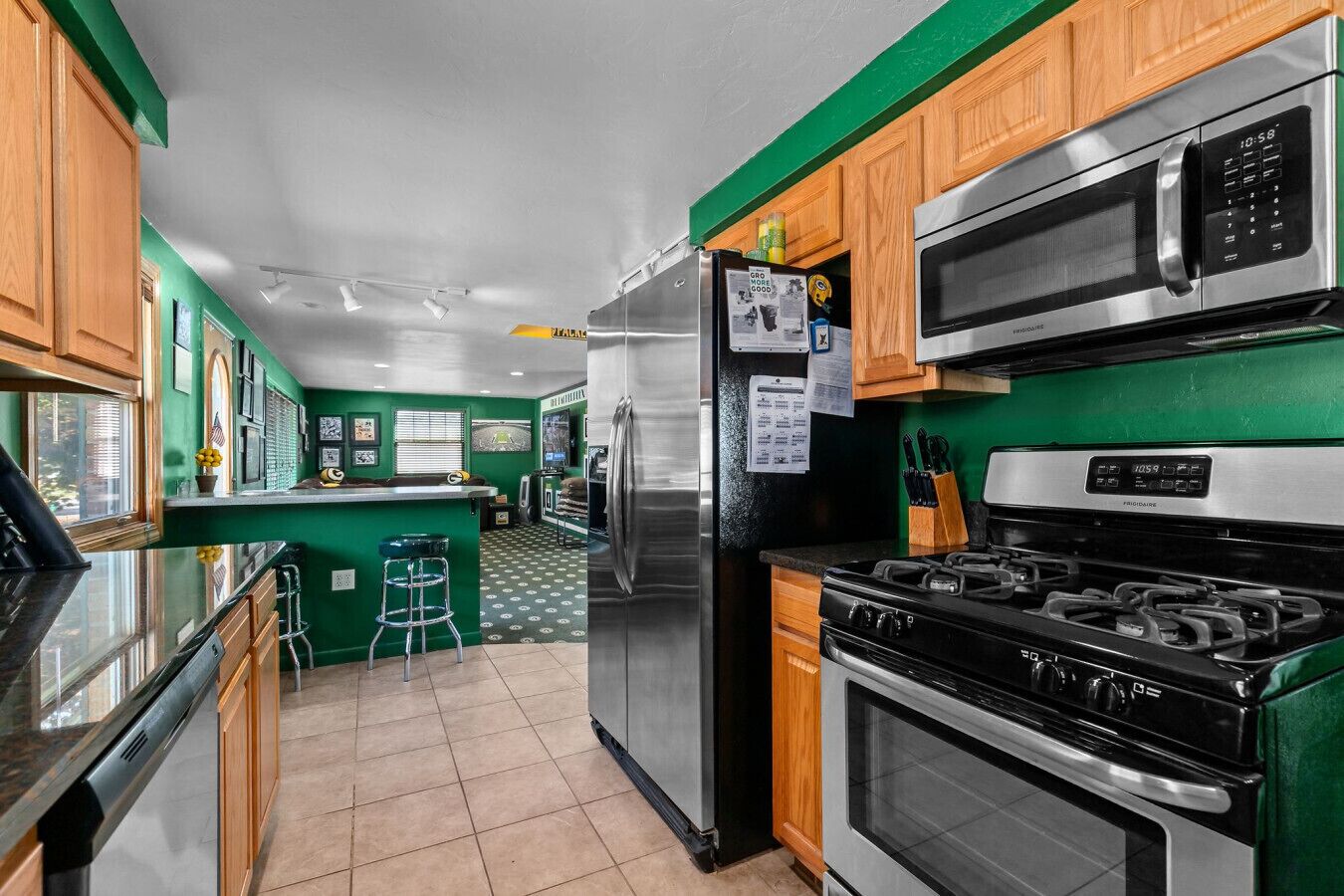 Refrigerador, microondas, horno y parrilla de estufa 