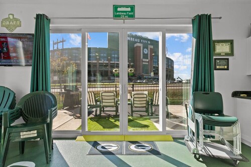 PackerPlex| Across From Lambeau Field! Sleeps 19!