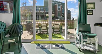 PackerPlex| Across From Lambeau Field! Sleeps 19!