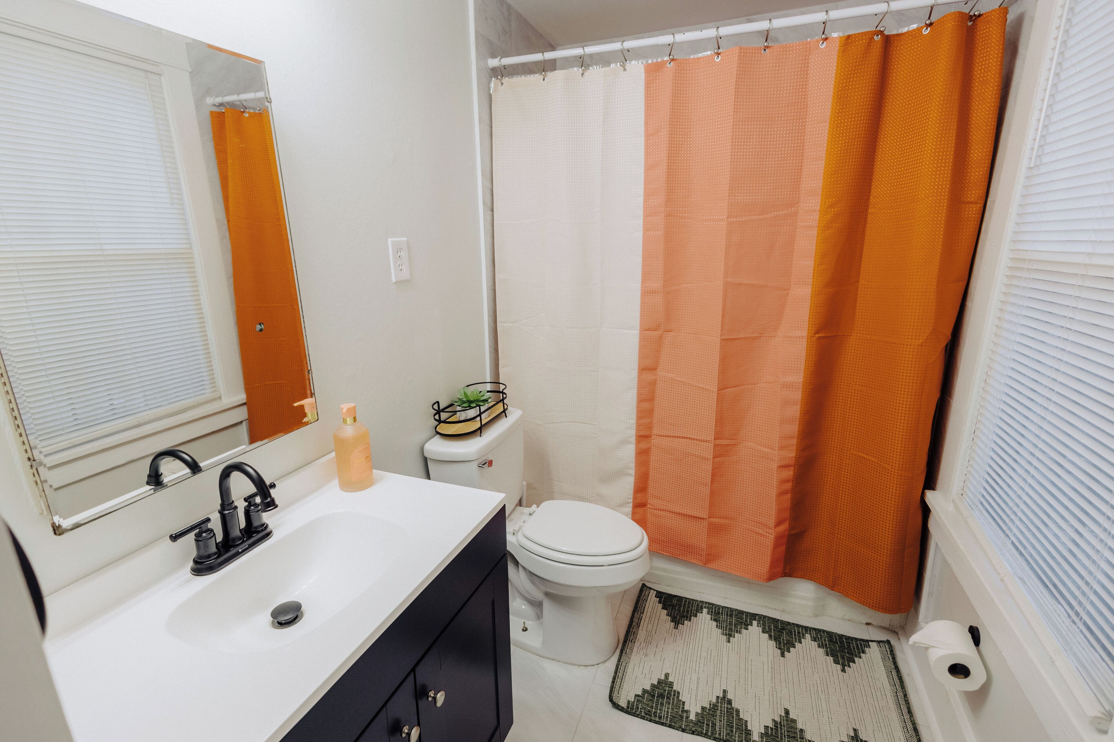 Secadora de cabello, toallas, jabón, shampoo 
