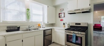 Centrally Located King Bed Midtown Liberty 2695