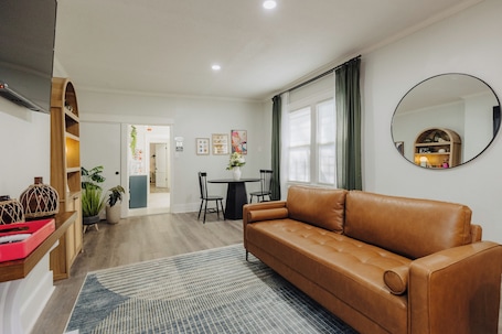 Smart TV. Centrally Located King Bed Midtown Liberty 2695