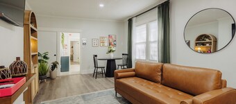 Centrally Located King Bed Midtown Liberty 2695