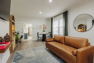 Centrally Located King Bed Midtown Liberty 2695