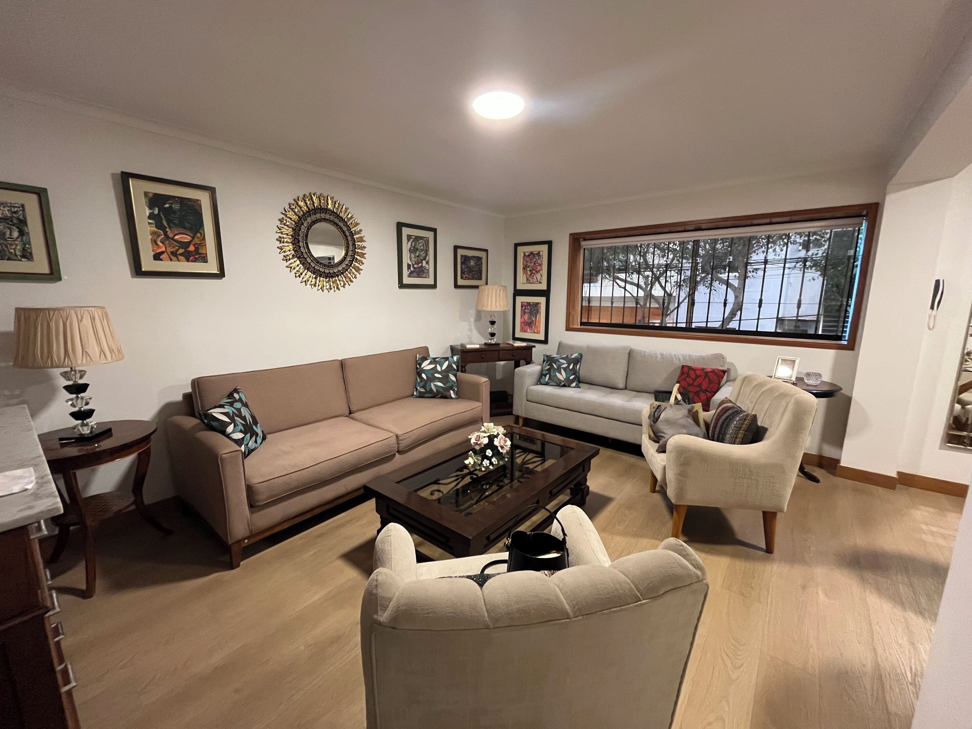 TV connectée, livres, chaîne hi-fi