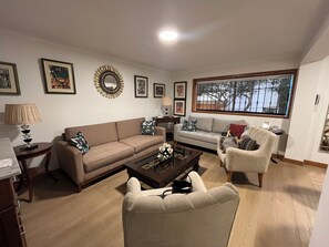 Smart-TV, Bücher, Stereoanlage