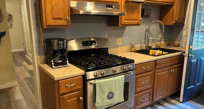 Charming 3-bedroom cottage at lovely Edinboro Lake