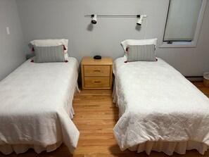 3 chambres, bureau, fer et planche à repasser, accès au Wi-Fi (inclus)