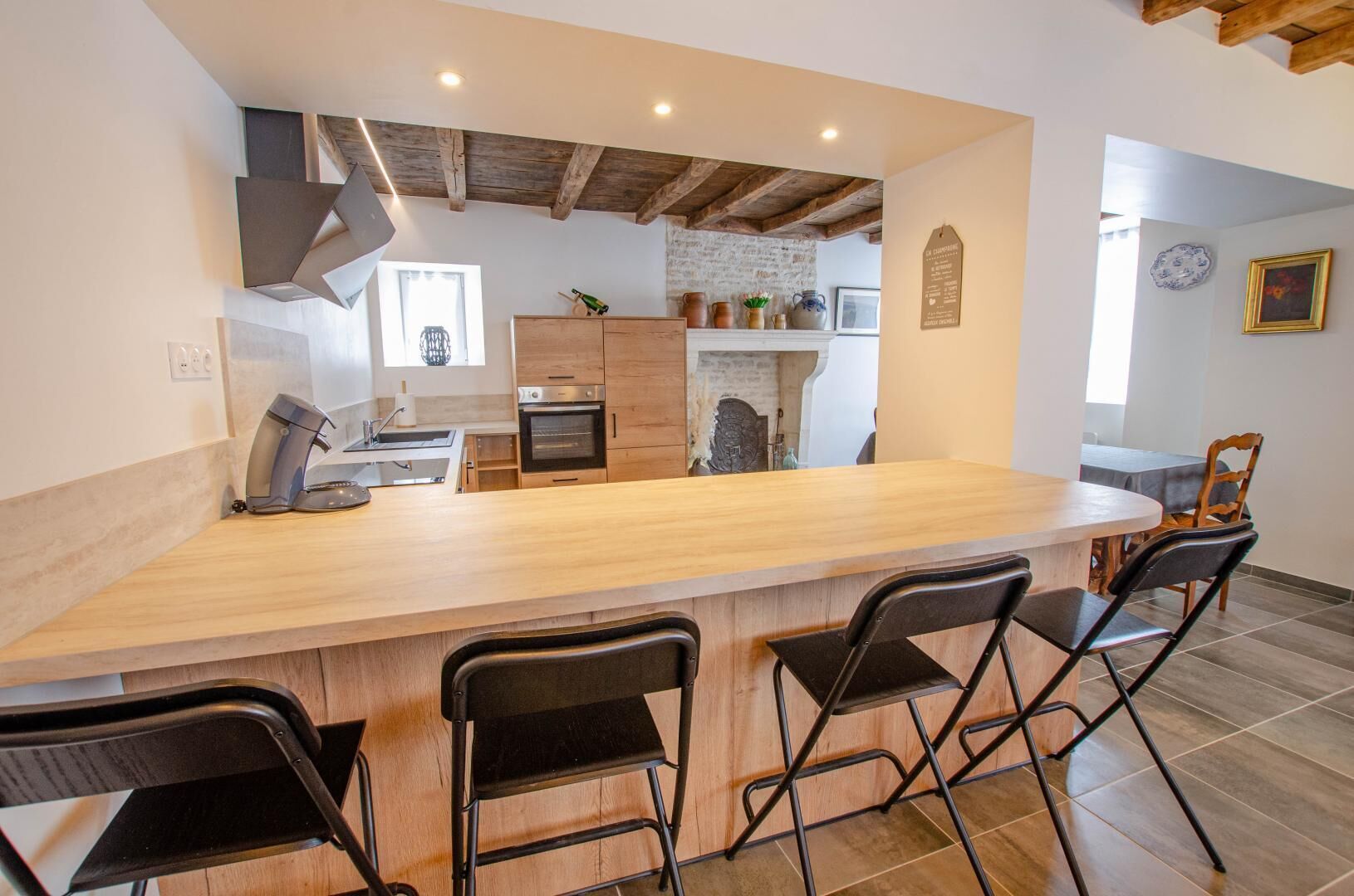 Microondas, lavavajillas y periquera 