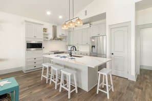 Køleskab, mikrobølgeovn, ovn, kogeplade