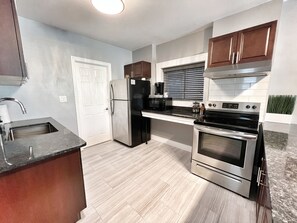 ثلاجة، ميكروويف، فرن، موقد طهي مسطح