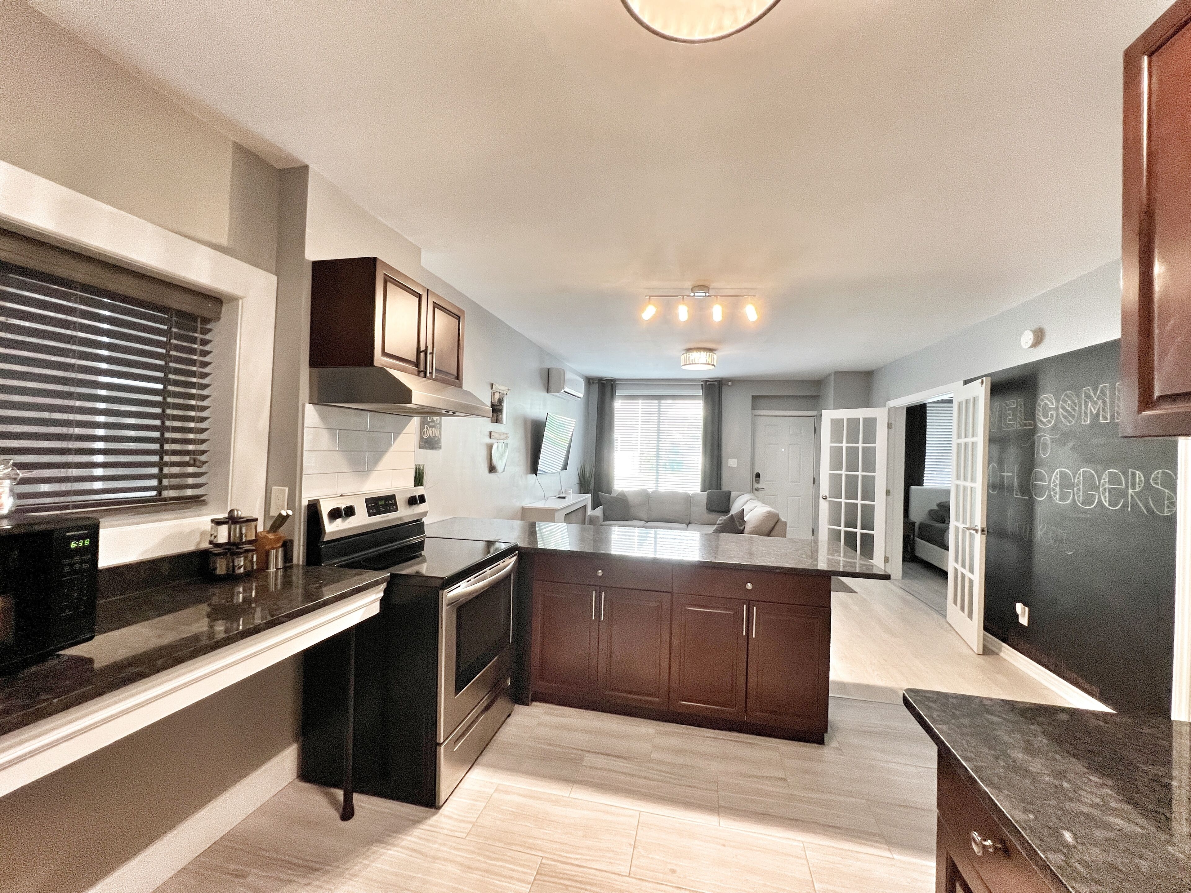 ثلاجة، ميكروويف، فرن، موقد طهي مسطح