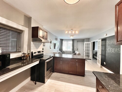 Bright & Comfortable 2BR Apartment in Windsor, ON