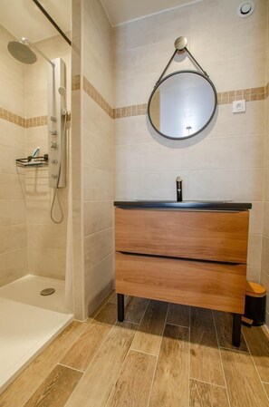 Douche, serviettes fournies