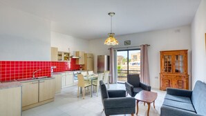 Eine moderne Wohnung mit Küche, Essbereich und Wohnzimmer.