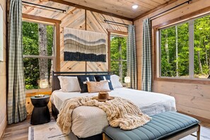 6 makuuhuonetta, työpöytä, silitysrauta/-lauta, vauvan matkasänky