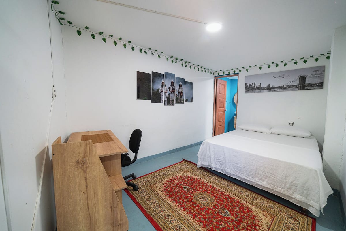 Estudio estándar, 1 cama Queen size, aire acondicionado | Wifi gratis, decoración personalizada y ropa de cama