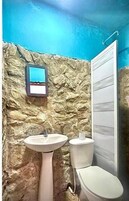 Ducha, artículos de tocador gratuitos, toallas, papel higiénico