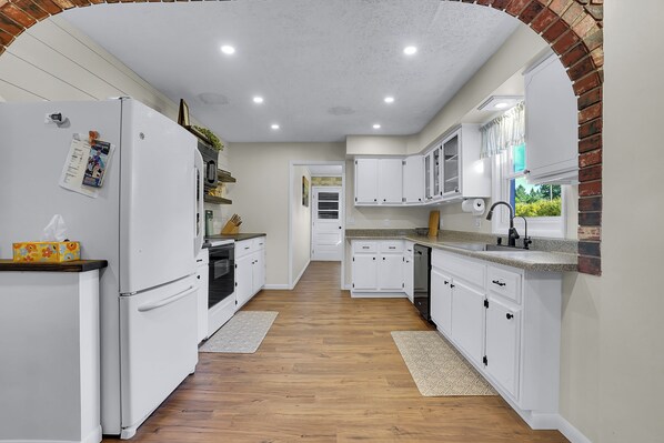 Fridge, microwave, oven, stovetop - Lake City Getaway - Fire Pit | Near Lake Erie (Lake City)