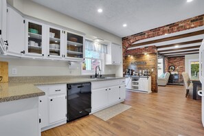 冰箱、微波炉、烤箱、炉灶