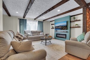 Smart TV - Lake City Getaway - Fire Pit | Near Lake Erie (Lake City)