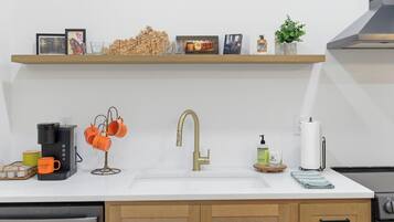 Microondas, horno, placa de cocina, lavavajillas