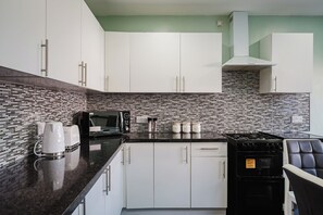 Kylskåp, mikrovågsugn, ugn och spishäll