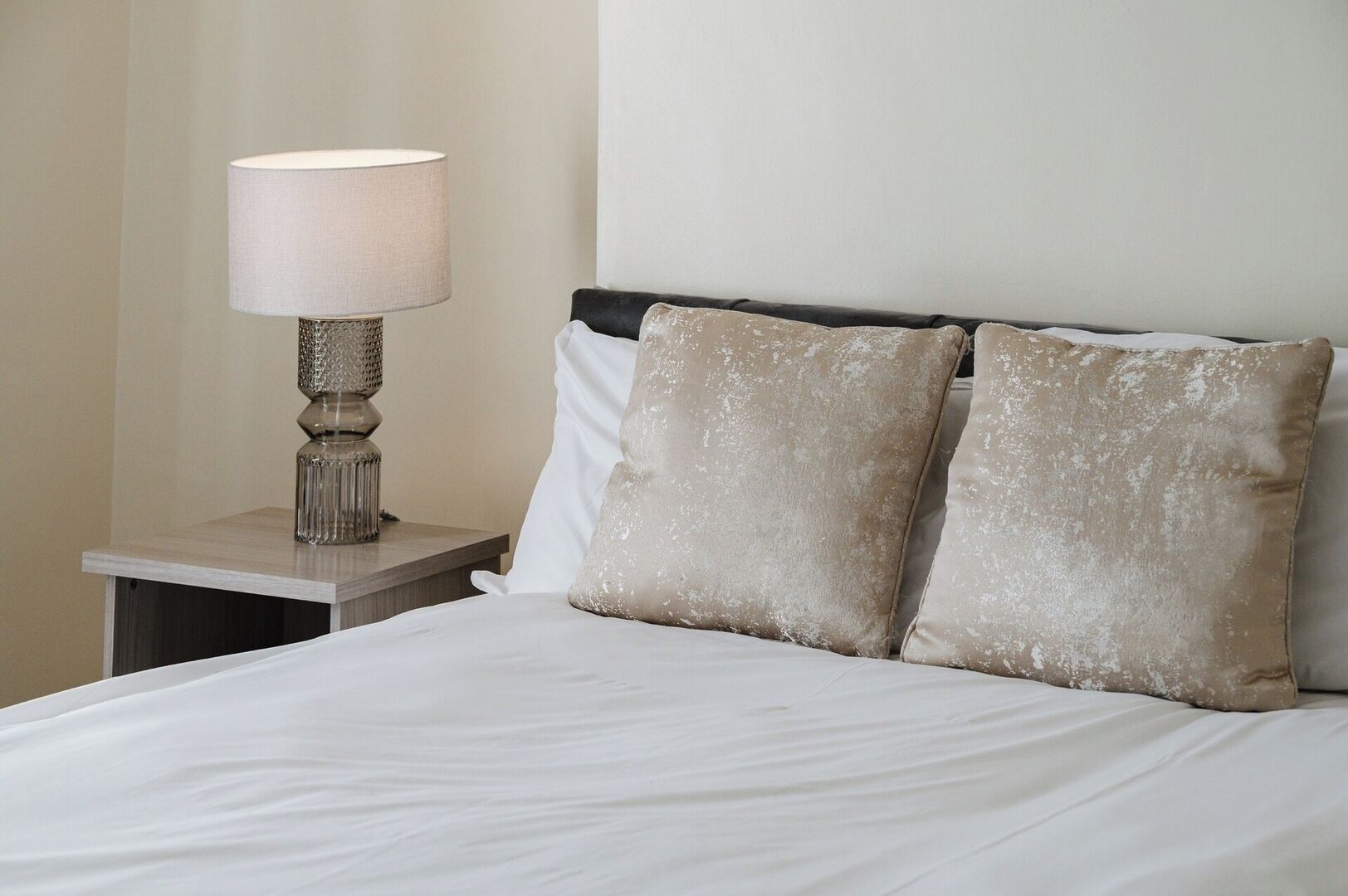 6 bedrooms, desk, iron/ironing board, WiFi