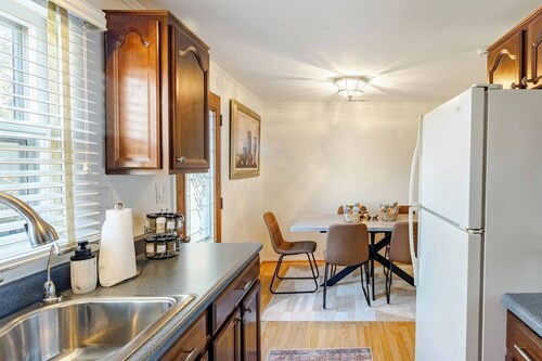 Modern Hideaway Near Downtown Annapolis and close to the U.S. Naval Academy