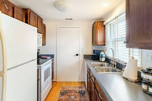 ثلاجة، ميكروويف، فرن، موقد طهي مسطح