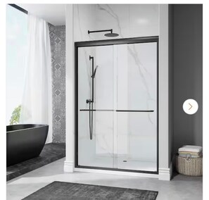 Ein modernes Badezimmer mit einer gläsernen Duschkabine, einer schwarzen Badewanne und gemusterten Fliesen.