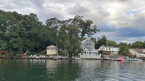 Una propiedad junto al lago con una casa grande, un muelle y barcos.