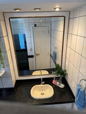 Een haardroger, handdoeken, zeep, toiletpapier