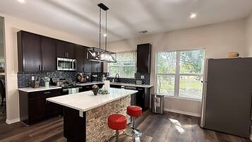 Kjøleskap, mikrobølgeovn, ovn og kokeplater