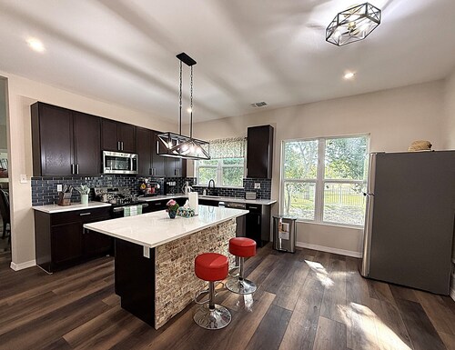 Private Retreat Farmhouse/River/Fire Pit/Foosball/Large Lot & Trees