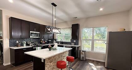 Private Retreat Farmhouse/River/Fire Pit/Foosball/Large Lot & Trees