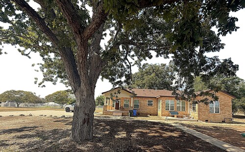3-bedroom farmhouse in tranquil Seguin with large lot and trees